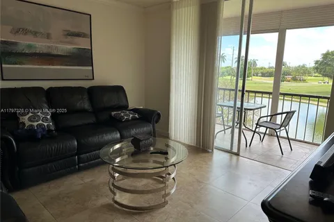9320 S Hollybrook Lake Dr # 303, Pembroke Pines FL 33025