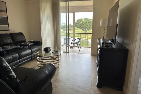 9320 S Hollybrook Lake Dr # 303, Pembroke Pines FL 33025