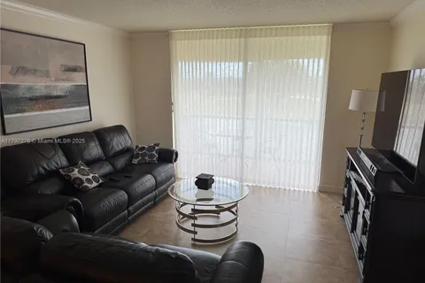 9320 S Hollybrook Lake Dr # 303, Pembroke Pines FL 33025