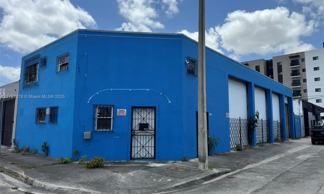748 NW 24th St, Miami FL 33127