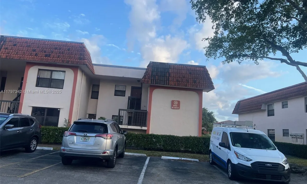 862 209th # 206, Miami FL 33179