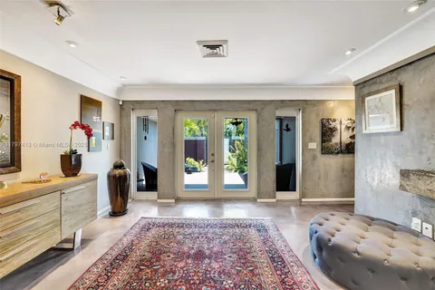 2213 NE 17th Ave, Wilton Manors FL 33305