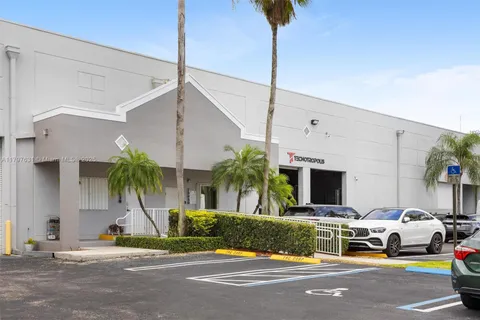 10840 NW 27th St, Doral FL 33172
