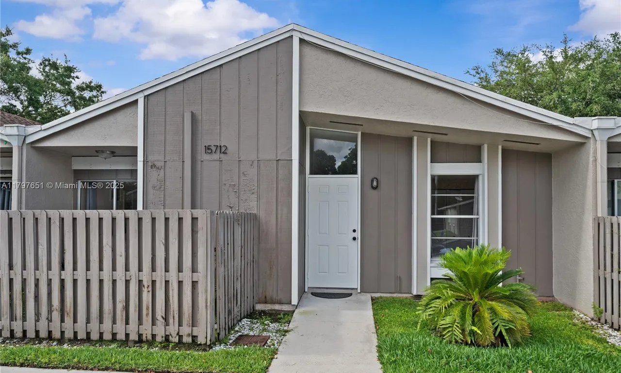 15712 Woodgate Ct # B, Sunrise FL 33326