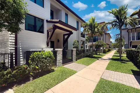 4672 NW 83rd Pkwy, Doral FL 33166