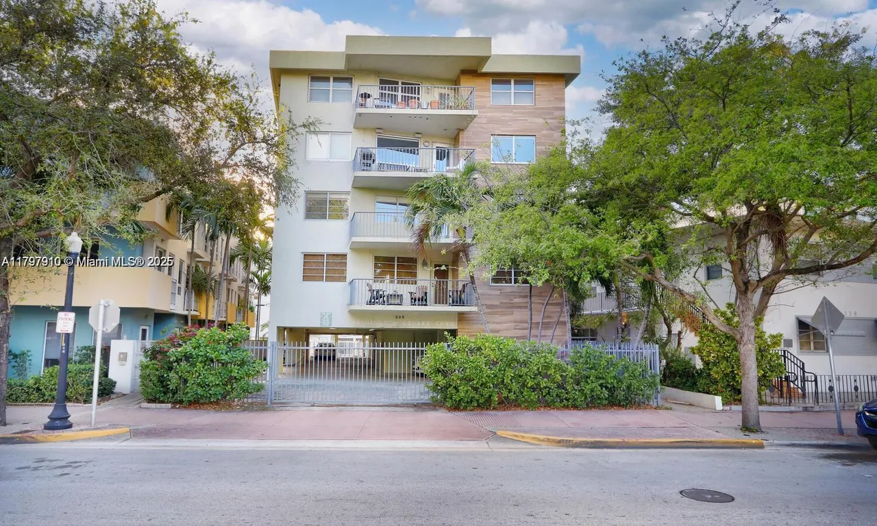 220 Washington # 3A, Miami Beach FL 33139