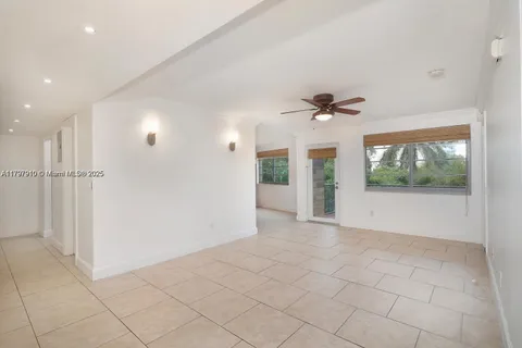 220 Washington # 3A, Miami Beach FL 33139