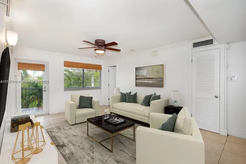 220 Washington # 3A, Miami Beach FL 33139