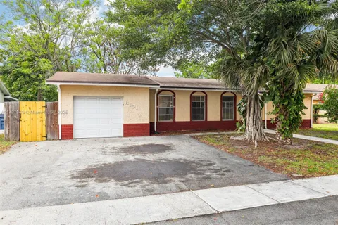 8101 NW 44th Ct, Lauderhill FL 33351