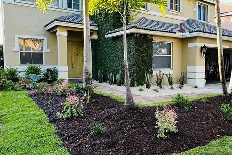 1048 SE Sunflower Cir, Weston FL 33327