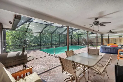295 NW 107th Ave, Coral Springs FL 33071