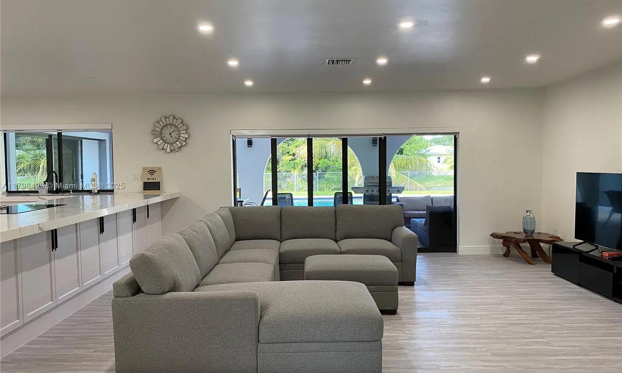 810 SW 66th Ave, Plantation FL 33317