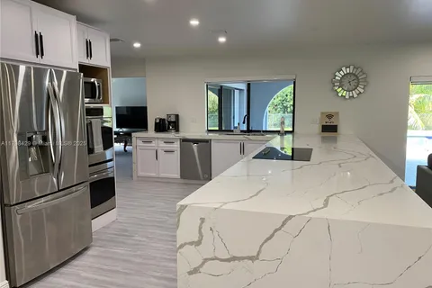 810 SW 66th Ave, Plantation FL 33317