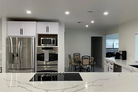 810 SW 66th Ave, Plantation FL 33317
