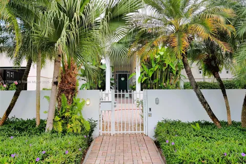 621 N Mashta Dr, Key Biscayne FL 33149