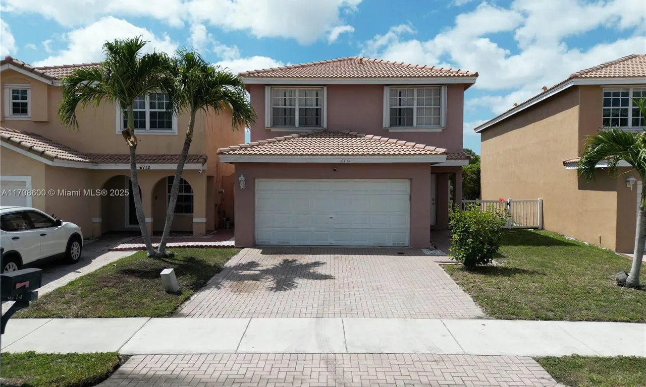 6714 NW 39th Ln, Lauderhill FL 33319