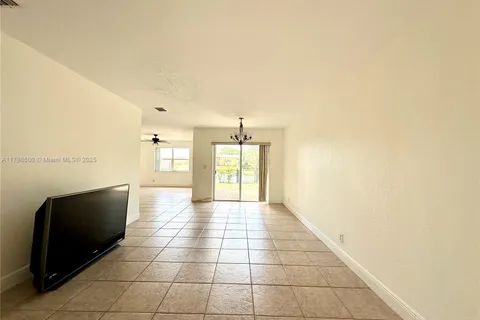 6714 NW 39th Ln, Lauderhill FL 33319