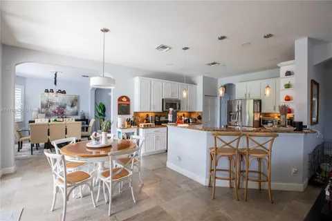4450 Laurel Pl, Weston FL 33332