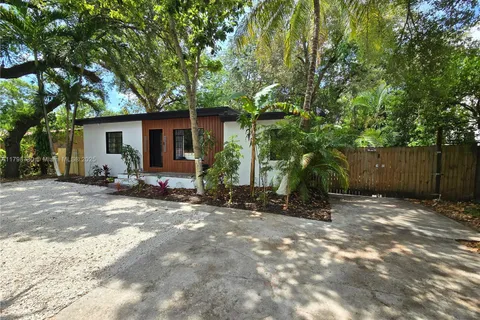 620 NE 160th St, Miami FL 33162