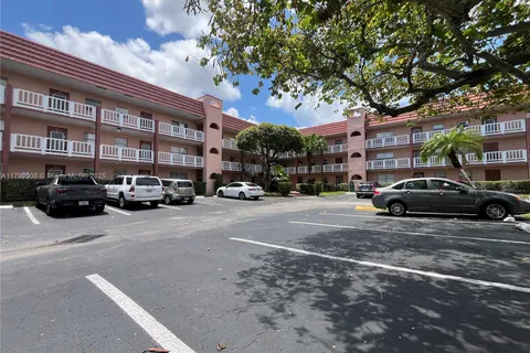 9420 Sunrise Lakes Blvd # 106, Sunrise FL 33322