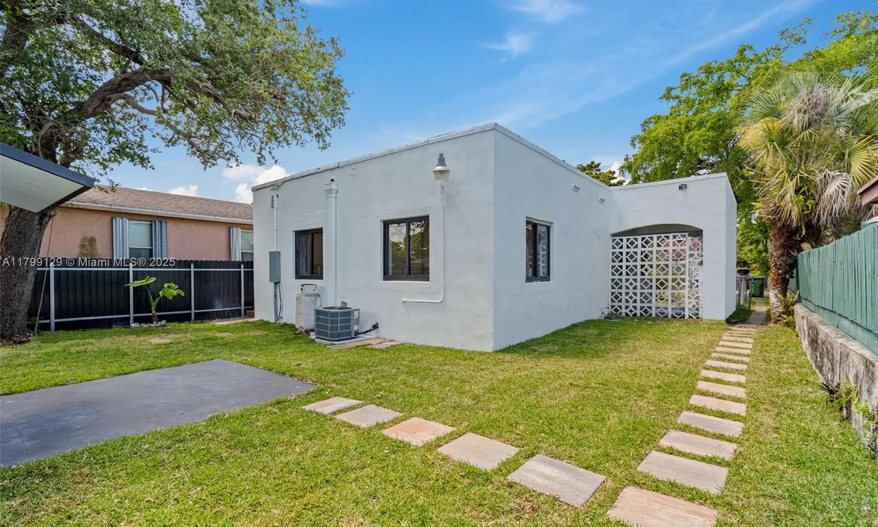 1824 NW 47th St, Miami FL 33142