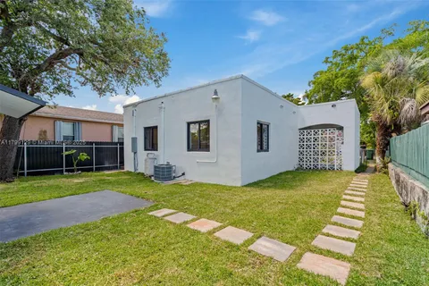 1824 NW 47th St, Miami FL 33142