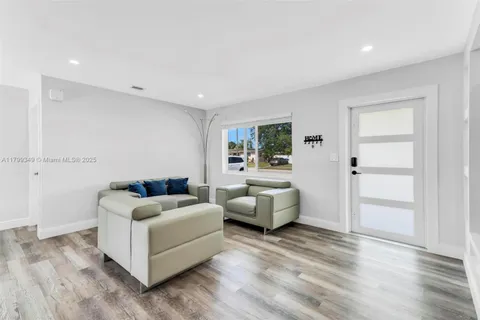 330 N 70th Ave, Hollywood FL 33024
