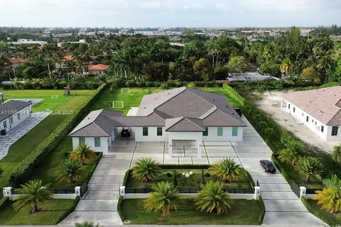 9781 NW 131st St, Hialeah Gardens FL 33018