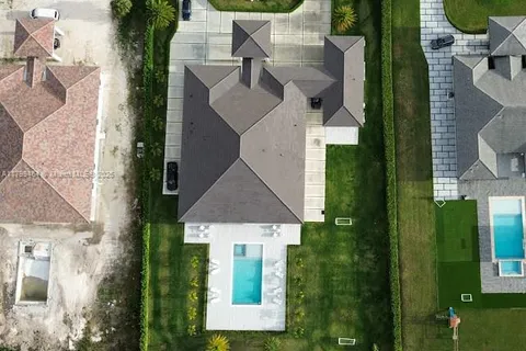 9781 NW 131st St, Hialeah Gardens FL 33018