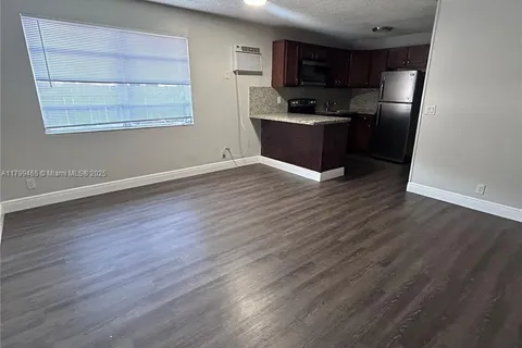 2333 Hayes St, Hollywood FL 33020
