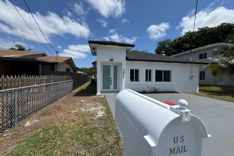 3039 NW 51st Ter, Miami FL 33142