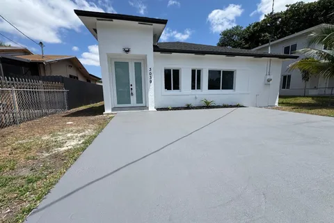 3039 NW 51st Ter, Miami FL 33142
