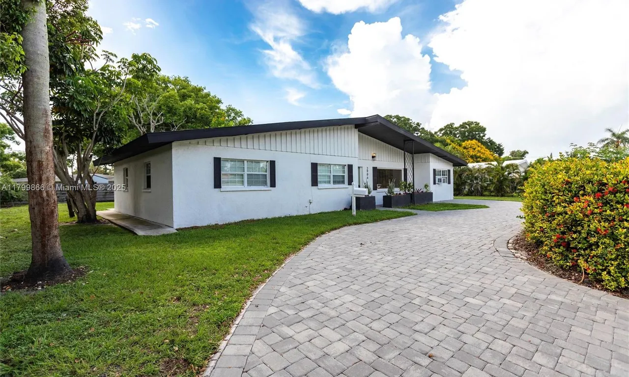 2906 S Tuttle Ave, Sarasota FL 34239