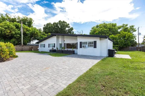 2906 S Tuttle Ave, Sarasota FL 34239