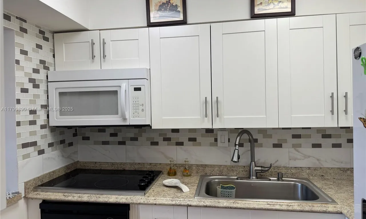 9021 Sunrise Lakes Blvd # 115, Sunrise FL 33322