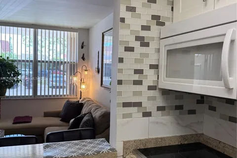 9021 Sunrise Lakes Blvd # 115, Sunrise FL 33322