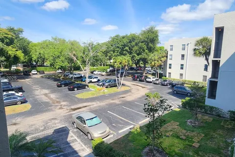 9420 Poinciana Pl # 310, Davie FL 33324