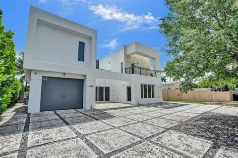 2612 Key Largo Ln, Fort Lauderdale FL 33312
