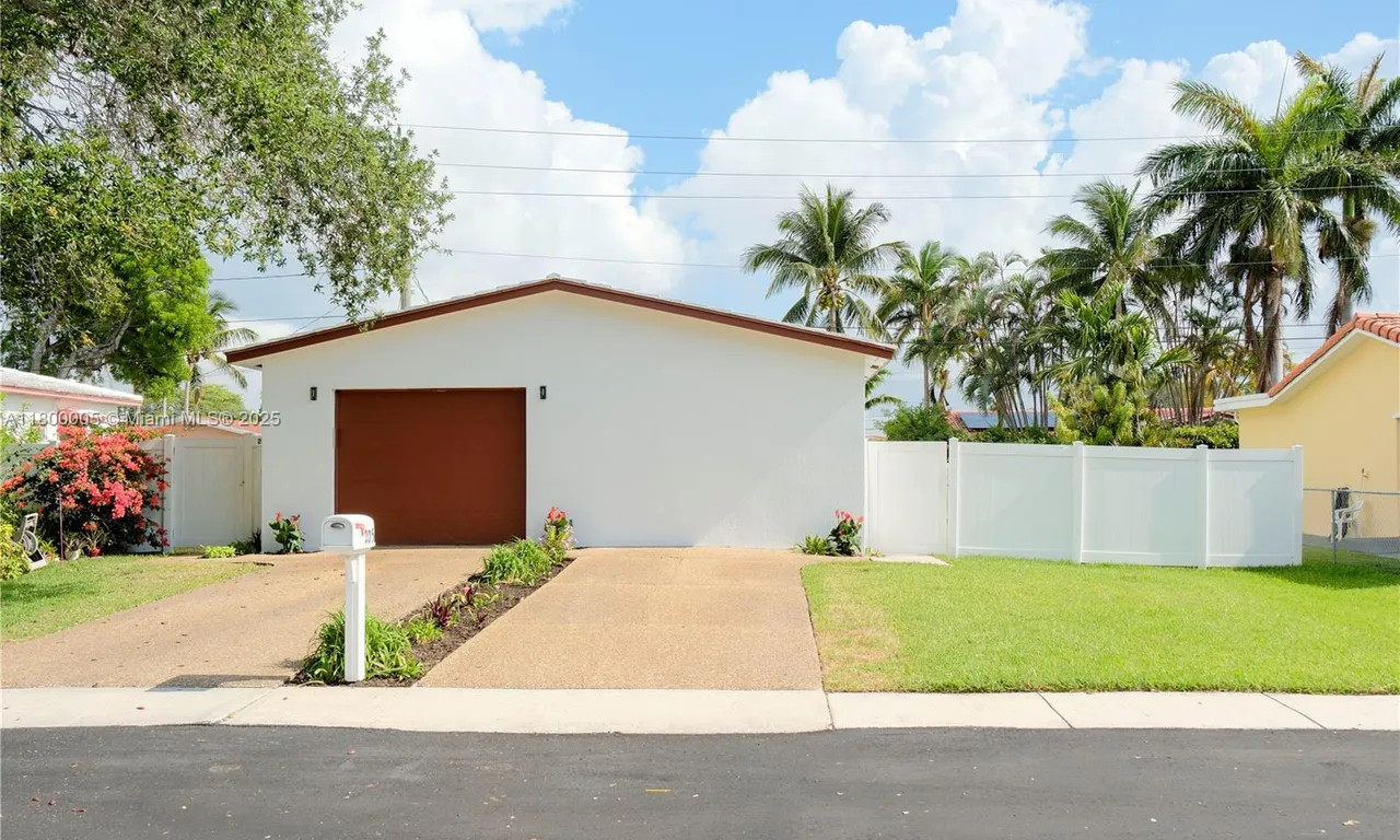 205 SE 4th St, Dania Beach FL 33004