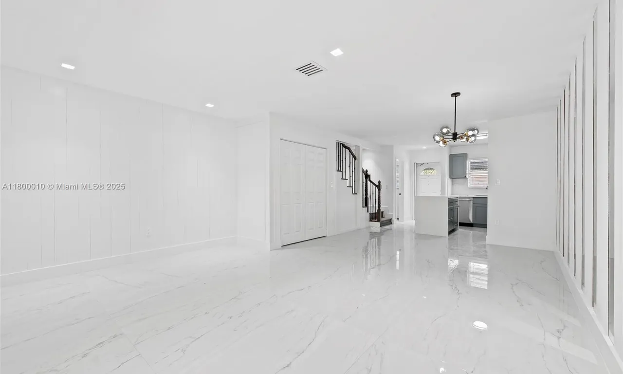 450 SE 7th St # 214, Dania Beach FL 33004