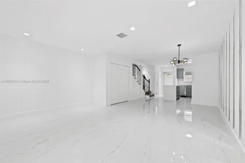 450 SE 7th St # 214, Dania Beach FL 33004