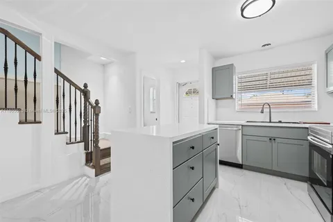 450 SE 7th St # 214, Dania Beach FL 33004