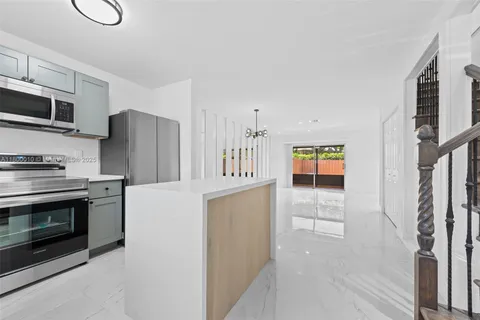 450 SE 7th St # 214, Dania Beach FL 33004