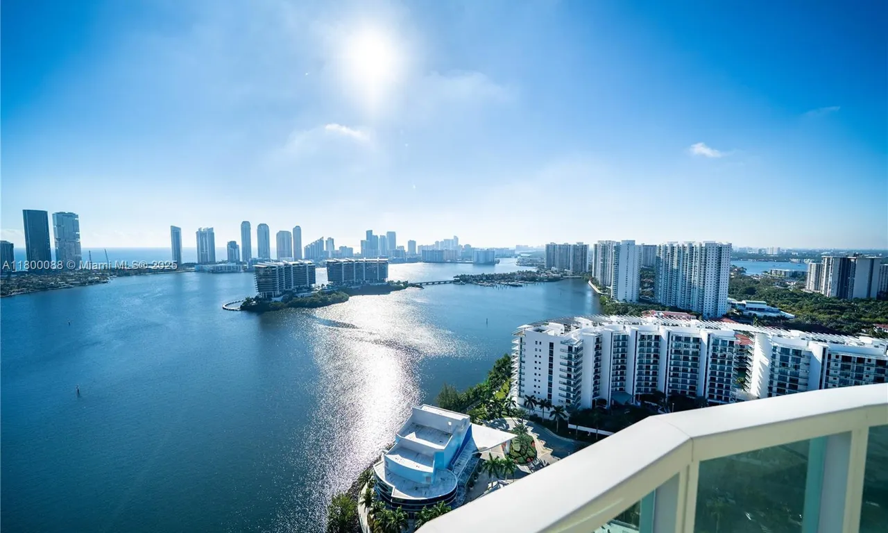 3330 NE 190th St, Aventura FL 33180