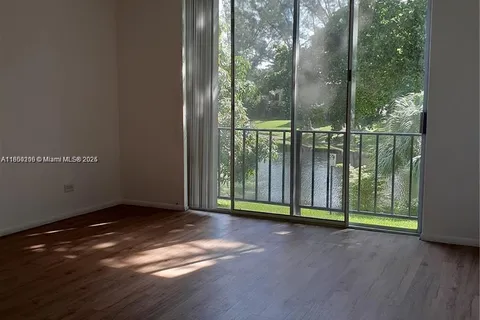 3670 Inverrary Dr # 2M, Lauderhill FL 33319