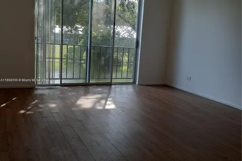 3670 Inverrary Dr # 2M, Lauderhill FL 33319