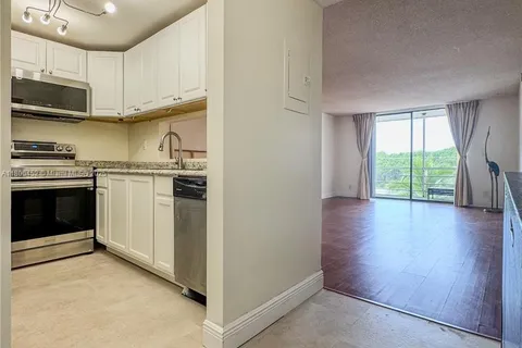 2935 NE 163rd St # 4T, North Miami Beach FL 33160