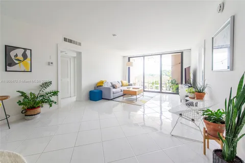 90 Edgewater Dr # 715, Coral Gables FL 33133