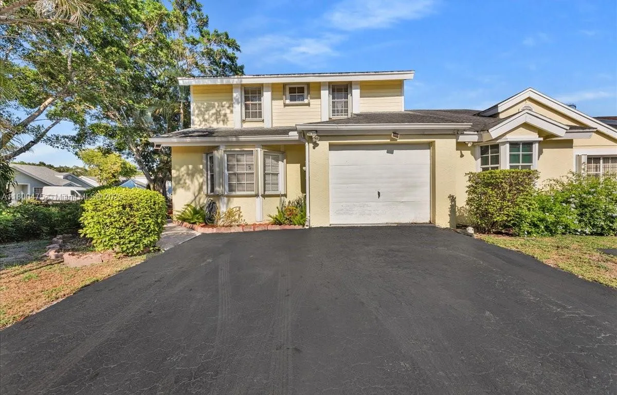 1060 SW 111th Way, Davie FL 33324