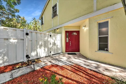1060 SW 111th Way, Davie FL 33324